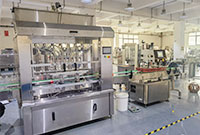 橄欖油-自動(dòng)灌裝鎖蓋貼標(biāo)生產(chǎn)線車間實(shí)拍